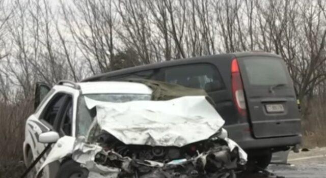 Двама пострадаха при катастрофа между лек и товарен автомобил край Симитли