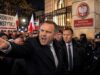 Драматична нощ във Варшава: Навроцки прекъсна полета си за Сенегал заради кризата около Конституционния съд